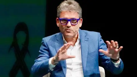 El divulgador tecnológico y economista Marc Vidal analiza la situación económica actual junto al subdirector del Diario de León, Marco Romero, en un acto organizado con motivo del 30 aniversario de Caja Rural en León. Foto: Campillo.