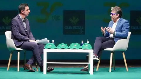 El divulgador tecnológico y economista Marc Vidal analiza la situación económica actual junto al subdirector del Diario de León, Marco Romero, en un acto organizado con motivo del 30 aniversario de Caja Rural en León. Foto: Campillo.