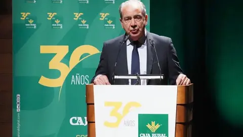 El divulgador tecnológico y economista Marc Vidal analiza la situación económica actual junto al subdirector del Diario de León, Marco Romero, en un acto organizado con motivo del 30 aniversario de Caja Rural en León. En la imagen, el director general de Caja Rural de Zamora, Cipriano García. Foto: Campillo.