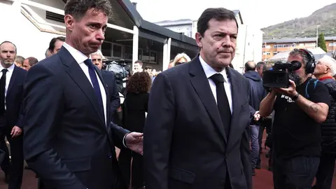 Miles de personas, entre ellas numerosas autoridades, acuden al funeral por los mineros fallecidos en Cerredo. Fotos: Campillo