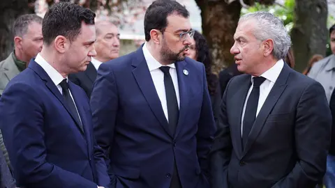 Miles de personas, entre ellas numerosas autoridades, acuden al funeral por los mineros fallecidos en Cerredo. Fotos: Campillo