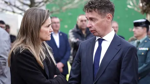 Miles de personas, entre ellas numerosas autoridades, acuden al funeral por los mineros fallecidos en Cerredo. Fotos: Campillo