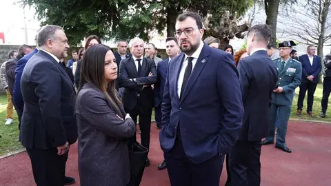 Miles de personas, entre ellas numerosas autoridades, acuden al funeral por los mineros fallecidos en Cerredo. Fotos: Campillo