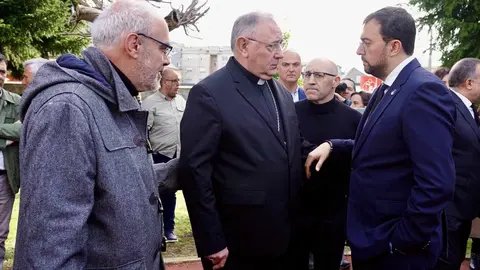Miles de personas, entre ellas numerosas autoridades, acuden al funeral por los mineros fallecidos en Cerredo. Fotos: Campillo