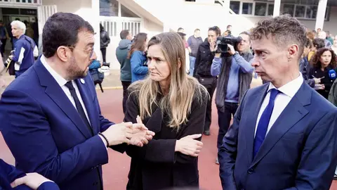 Miles de personas, entre ellas numerosas autoridades, acuden al funeral por los mineros fallecidos en Cerredo. Fotos: Campillo