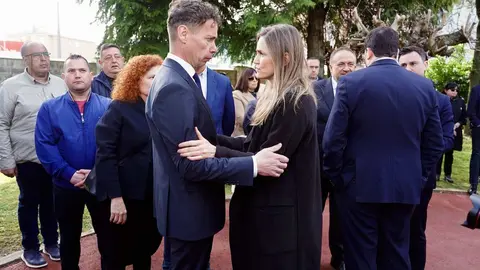 Miles de personas, entre ellas numerosas autoridades, acuden al funeral por los mineros fallecidos en Cerredo. Fotos: Campillo