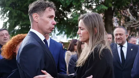 Miles de personas, entre ellas numerosas autoridades, acuden al funeral por los mineros fallecidos en Cerredo. Fotos: Campillo