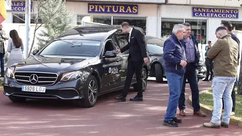 Miles de personas, entre ellas numerosas autoridades, acuden al funeral por los mineros fallecidos en Cerredo. Fotos: Campillo