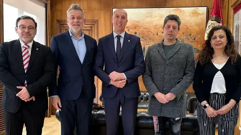 Reunión del Ayuntamiento de León con la Cofradía Santo Cristo del Desenclavo.