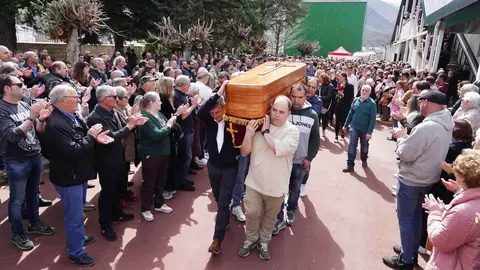Compañeros, familiares y amigos trasladan el cuerpo de uno de los mineros fallecidos en la mina de Cerredo en Degaña (Asturias). Foto: Campillo