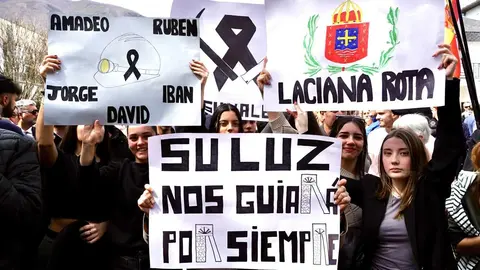Una vez finalizado el acto religioso a hombros, seguidos de sus familiares y entre aplausos han salido los cuatro féretros del polideportivo de Villablino. Las imágenes rompen el alma. Entre el público se han podido leer pancartas con frases como 