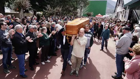 Una vez finalizado el acto religioso a hombros, seguidos de sus familiares y entre aplausos han salido los cuatro féretros del polideportivo de Villablino. Las imágenes rompen el alma. Entre el público se han podido leer pancartas con frases como 