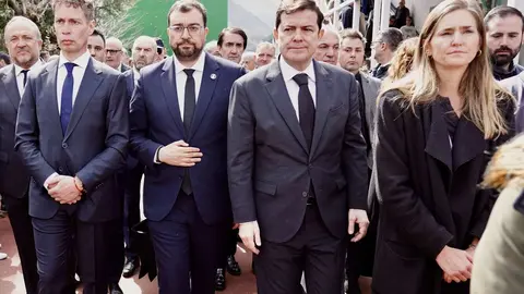 Miles de personas, entre ellas numerosas autoridades, acuden al funeral por los mineros fallecidos en Cerredo. Fotos: Campillo