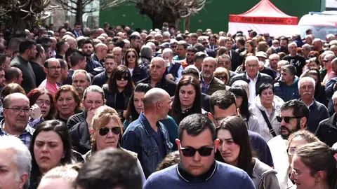 Una vez finalizado el acto religioso a hombros, seguidos de sus familiares y entre aplausos han salido los cuatro féretros del polideportivo de Villablino. Las imágenes rompen el alma. Entre el público se han podido leer pancartas con frases como 