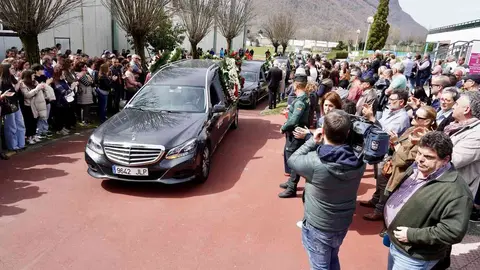 Una vez finalizado el acto religioso a hombros, seguidos de sus familiares y entre aplausos han salido los cuatro féretros del polideportivo de Villablino. Las imágenes rompen el alma. Entre el público se han podido leer pancartas con frases como 