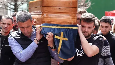 Una vez finalizado el acto religioso a hombros, seguidos de sus familiares y entre aplausos han salido los cuatro féretros del polideportivo de Villablino. Las imágenes rompen el alma. Entre el público se han podido leer pancartas con frases como 