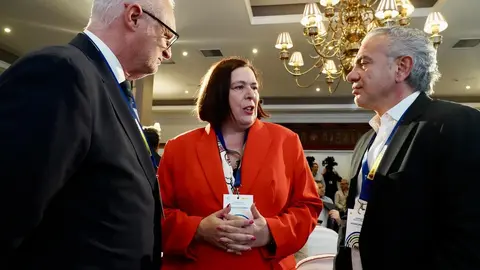 La secretaria de Estado de Agricultura y Alimentación, Begoña García Bernal, inaugura la jornada 'La modernización del regadío en Castilla y León'. Junto a ella, el delegado del Gobierno, Nicanor Sen y el presidente de Ferduero, Eloy Báilez. Foto: Campillo.
