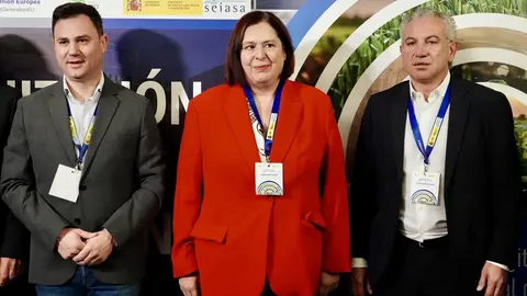 La secretaria de Estado de Agricultura y Alimentación, Begoña García Bernal, inaugura la jornada 'La modernización del regadío en Castilla y León'. Junto a ella, el delegado del Gobierno, Nicanor Sen y el secretario provincial del PSOE en León, Javier Alfonso Cendón. Foto: Campillo.