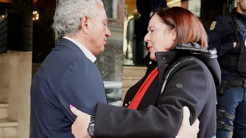 La secretaria de Estado de Agricultura y Alimentación, Begoña García Bernal, saluda al delegado del Gobierno, Nicanor Sen, minutos antes de inaugurar la jornada 'La modernización del regadío en Castilla y León'. Foto: Campillo.