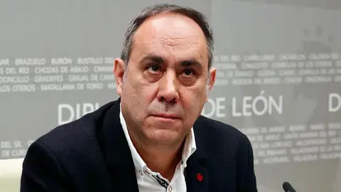 El presidente de la Diputación de León, Gerardo Álvarez Courel, y el vicepresidente Valentín Martínez presentan un nuevo plan de inversiones destinado a los ayuntamientos. Foto: Campillo.