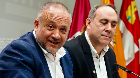 El presidente de la Diputación de León, Gerardo Álvarez Courel, y el vicepresidente Valentín Martínez presentan un nuevo plan de inversiones destinado a los ayuntamientos. Foto: Campillo.