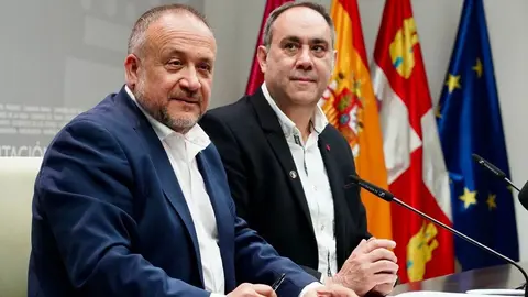 El presidente de la Diputación de León, Gerardo Álvarez Courel, y el vicepresidente Valentín Martínez presentan un nuevo plan de inversiones destinado a los ayuntamientos. Foto: Campillo.