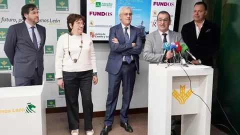 El director de la Fundación Obra Social de Castilla y León, José María Viejo, el director general del Teatro Real, Ignacio García-Beleguer, y el director de Comunicación y Relaciones Internacionales de Caja Rural, Narciso Prieto, presentan la actividad cultural ‘La carroza del Teatro Real’. Foto: Campillo
