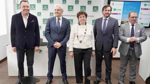El director de la Fundación Obra Social de Castilla y León, José María Viejo, el director general del Teatro Real, Ignacio García-Beleguer, y el director de Comunicación y Relaciones Internacionales de Caja Rural, Narciso Prieto, presentan la actividad cultural ‘La carroza del Teatro Real’. Foto: Campillo
