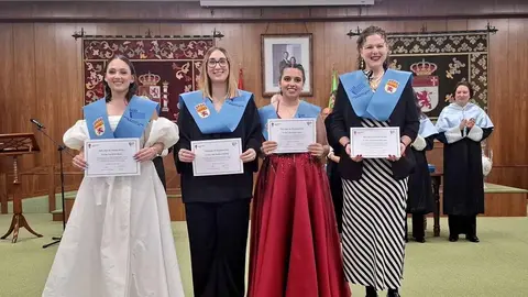 El Aula Magna de San Isidoro ha acogido este viernes el solemne acto de graduación de la Facultad de Filosofía y Letras de la Universidad de León en el que se ha puesto de manifiesto el papel clave de las Humanidades en un mundo cada vez más tecnológico.