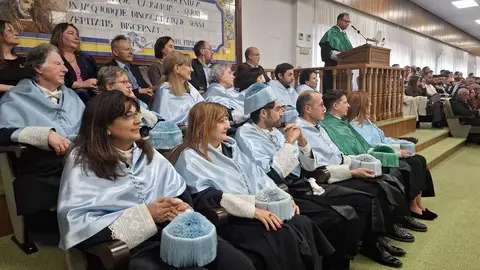 El Aula Magna de San Isidoro ha acogido este viernes el solemne acto de graduación de la Facultad de Filosofía y Letras de la Universidad de León en el que se ha puesto de manifiesto el papel clave de las Humanidades en un mundo cada vez más tecnológico.