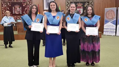 El Aula Magna de San Isidoro ha acogido este viernes el solemne acto de graduación de la Facultad de Filosofía y Letras de la Universidad de León en el que se ha puesto de manifiesto el papel clave de las Humanidades en un mundo cada vez más tecnológico.