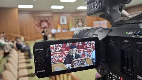 El Aula Magna de San Isidoro ha acogido este viernes el solemne acto de graduación de la Facultad de Filosofía y Letras de la Universidad de León en el que se ha puesto de manifiesto el papel clave de las Humanidades en un mundo cada vez más tecnológico.