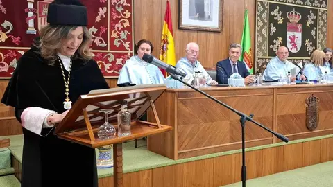 El Aula Magna de San Isidoro ha acogido este viernes el solemne acto de graduación de la Facultad de Filosofía y Letras de la Universidad de León en el que se ha puesto de manifiesto el papel clave de las Humanidades en un mundo cada vez más tecnológico.