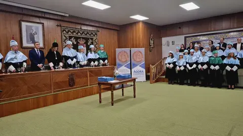 El Aula Magna de San Isidoro ha acogido este viernes el solemne acto de graduación de la Facultad de Filosofía y Letras de la Universidad de León en el que se ha puesto de manifiesto el papel clave de las Humanidades en un mundo cada vez más tecnológico.