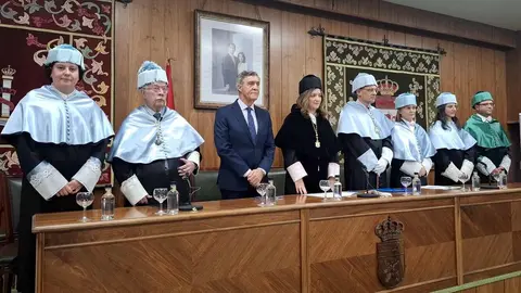 El Aula Magna de San Isidoro ha acogido este viernes el solemne acto de graduación de la Facultad de Filosofía y Letras de la Universidad de León en el que se ha puesto de manifiesto el papel clave de las Humanidades en un mundo cada vez más tecnológico.