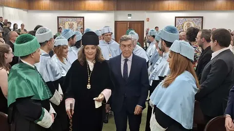 El Aula Magna de San Isidoro ha acogido este viernes el solemne acto de graduación de la Facultad de Filosofía y Letras de la Universidad de León en el que se ha puesto de manifiesto el papel clave de las Humanidades en un mundo cada vez más tecnológico.