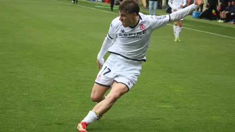 Con más de 8.000 aficionados en la grada la Cultural se mide al Arenteiro en un encuentro de vital importancia. Fotos: Isaac Llamazares