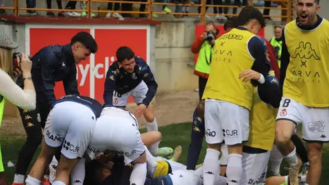 La plantilla de la Cultural regresa este martes a los entrenamientos con la mirada puesta en un Tarazona ante el que, de nuevo, hay que volver a sumar. Fotos: Isaac Llamazares