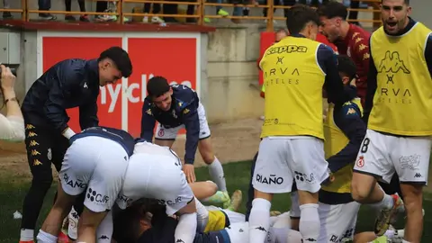 La plantilla de la Cultural regresa este martes a los entrenamientos con la mirada puesta en un Tarazona ante el que, de nuevo, hay que volver a sumar. Fotos: Isaac Llamazares