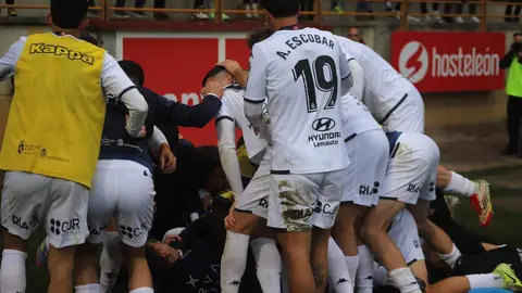 La plantilla de la Cultural regresa este martes a los entrenamientos con la mirada puesta en un Tarazona ante el que, de nuevo, hay que volver a sumar. Fotos: Isaac Llamazares