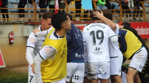 La plantilla de la Cultural regresa este martes a los entrenamientos con la mirada puesta en un Tarazona ante el que, de nuevo, hay que volver a sumar. Fotos: Isaac Llamazares