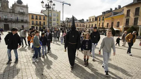 Ponferrada inicia su Semana Santa con la salida del Nazareno Lambrión Chupacandiles, que anuncia la llegada de la Semana de Pasión. Foto: César Sánchez.