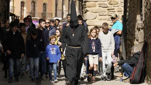 Ponferrada inicia su Semana Santa con la salida del Nazareno Lambrión Chupacandiles, que anuncia la llegada de la Semana de Pasión. Foto: César Sánchez.