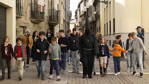 Ponferrada inicia su Semana Santa con la salida del Nazareno Lambrión Chupacandiles, que anuncia la llegada de la Semana de Pasión. Foto: César Sánchez.