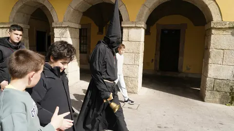 Ponferrada inicia su Semana Santa con la salida del Nazareno Lambrión Chupacandiles, que anuncia la llegada de la Semana de Pasión. Foto: César Sánchez.