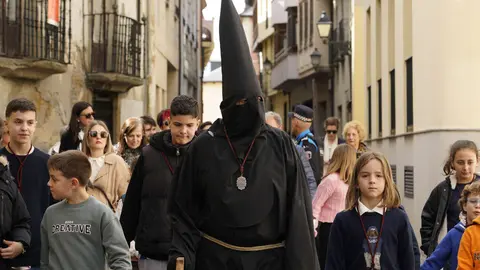 Ponferrada inicia su Semana Santa con la salida del Nazareno Lambrión Chupacandiles, que anuncia la llegada de la Semana de Pasión. Foto: César Sánchez.