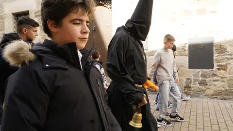 Ponferrada inicia su Semana Santa con la salida del Nazareno Lambrión Chupacandiles, que anuncia la llegada de la Semana de Pasión. Foto: César Sánchez.