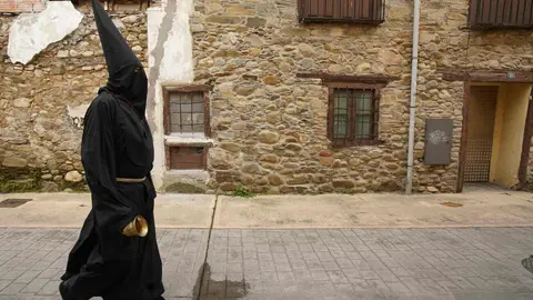 Ponferrada inicia su Semana Santa con la salida del Nazareno Lambrión Chupacandiles, que anuncia la llegada de la Semana de Pasión. Foto: César Sánchez.