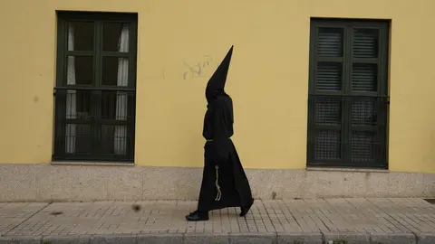 Ponferrada inicia su Semana Santa con la salida del Nazareno Lambrión Chupacandiles, que anuncia la llegada de la Semana de Pasión. Foto: César Sánchez.