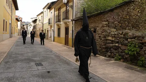 Ponferrada inicia su Semana Santa con la salida del Nazareno Lambrión Chupacandiles, que anuncia la llegada de la Semana de Pasión. Foto: César Sánchez.